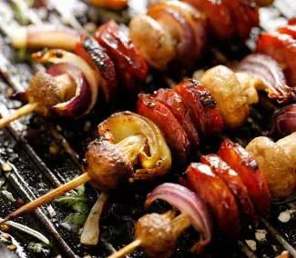 Brocheta de chorizo ​​con champiñones y cebolla