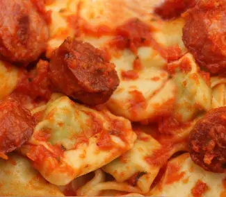 Pasta rellena de chorizo con tomate casero