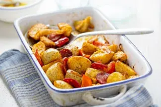 Patatas al horno, con chorizo y pimiento rojo