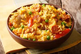 Rice with chicken, chorizo and peas