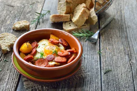 Huevos escalfados con guisantes y chorizo