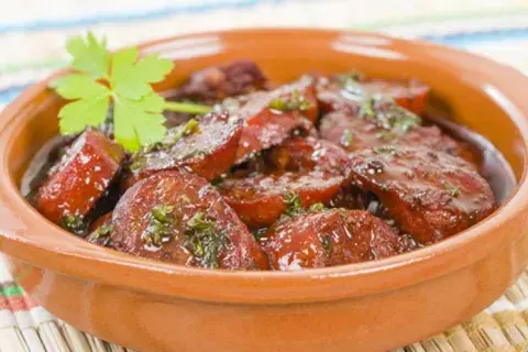 Tapas de chorizo ​​español: Chorizo ​​al vino