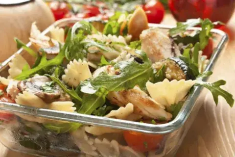 Lamb's lettuce, pasta and chicken salad