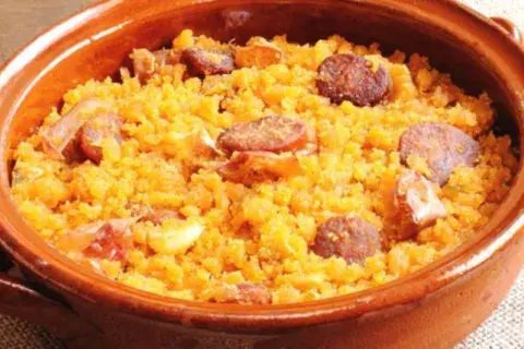 Migas con chorizo ​​y flores de huevo