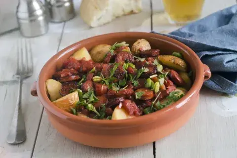 Patatas bravas con chorizo