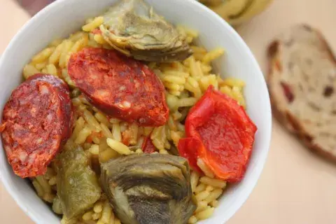 Arroz con alcachofas y chorizo